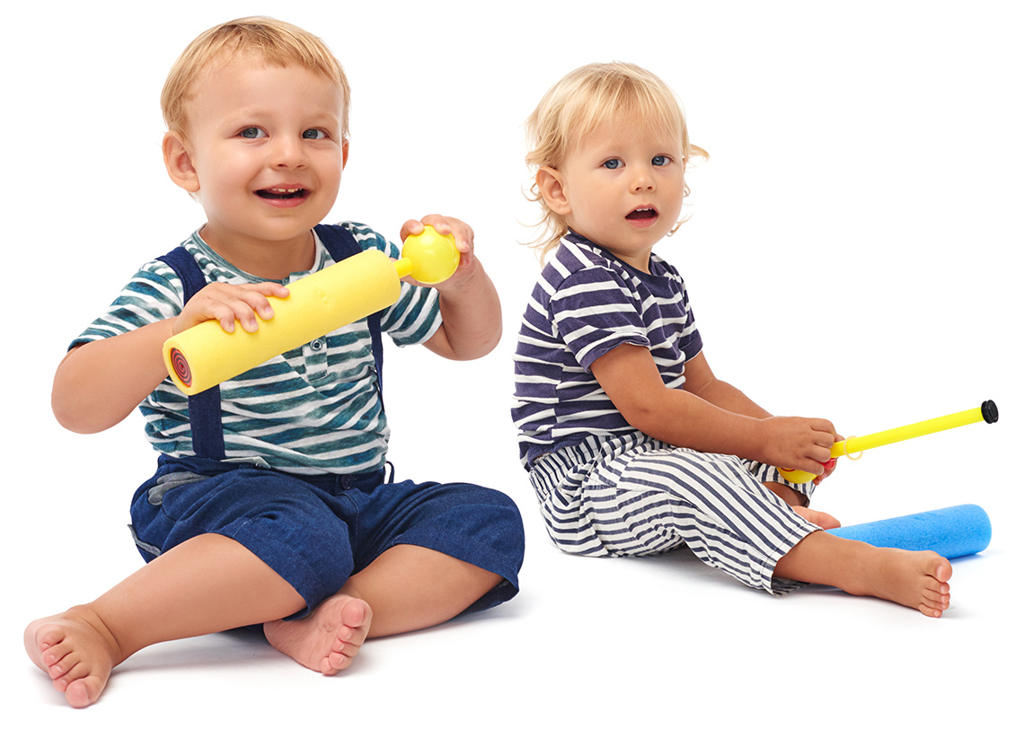 Dos niños rubios sentados y jugando